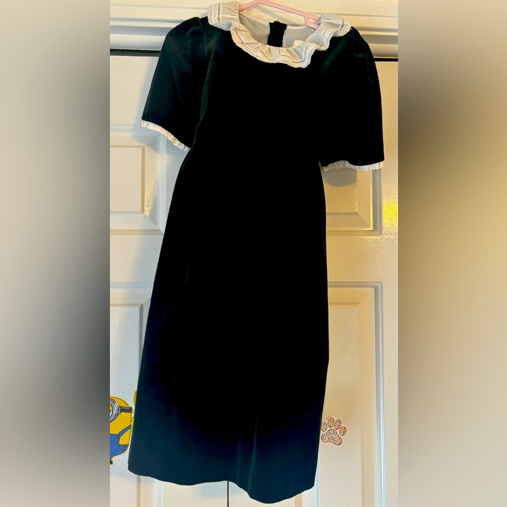 Edgehill Collection Green Velvet Dress with White Accents size 6